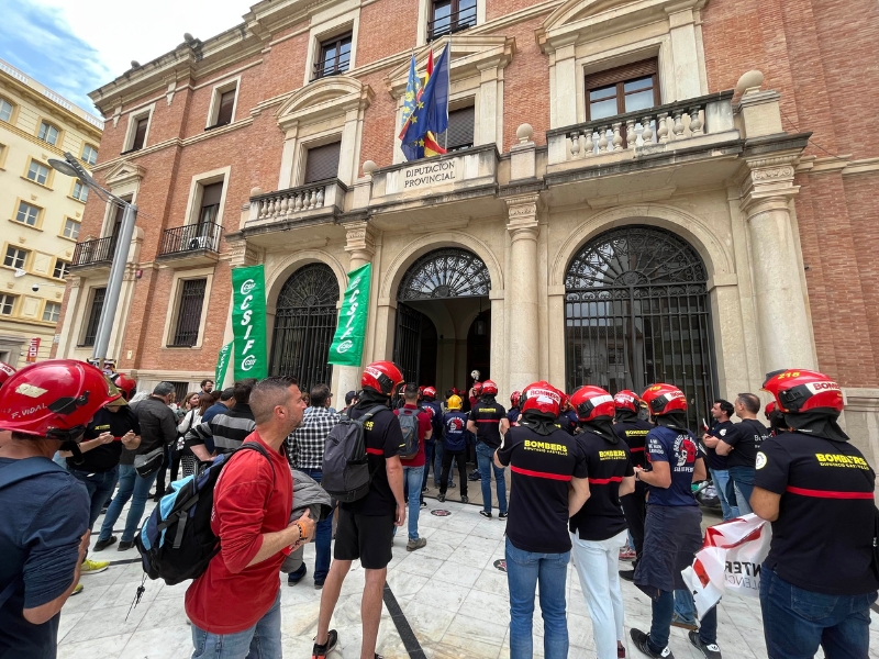 Protesta del Consorcio de Bomberos ante la Diputación de Castellón