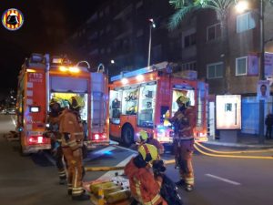 Dos mujeres heridas y dos perros fallecidos tras el incendio de una vivienda en Paterna (Valencia)