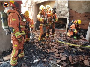 Escapan por el balcón para huir del incendio de su casa en Ademúz (Valencia)