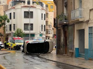 Vuelca un coche en el centro de Vila-real (Castellón)