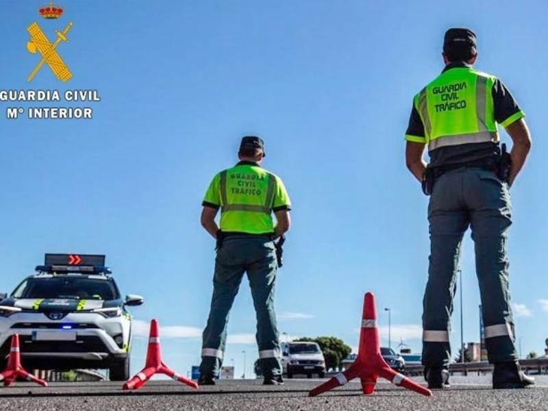 Detenidos con un coche robado, sin carnet, invadiendo carril contrario y por agresión a los agentes