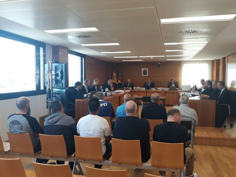 Los Guardia civiles acusados de participar en una descarga de hachís dicen que «custodiaban la droga» en el puerto de Burriana (Castellón)