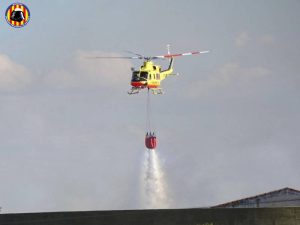 Incendio forestal iniciado cerca de una urbanización en Monserrat (Valencia)