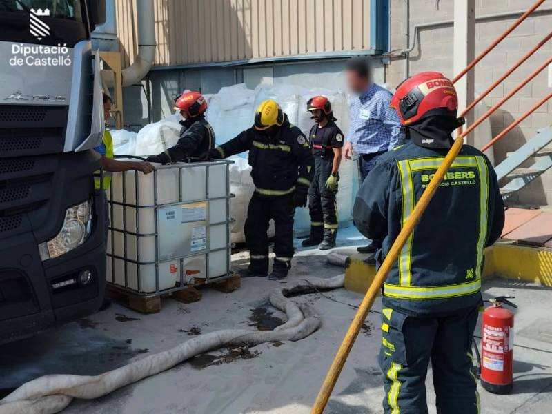 Incendio de un camión en una empresa de Almassora (Castellón)