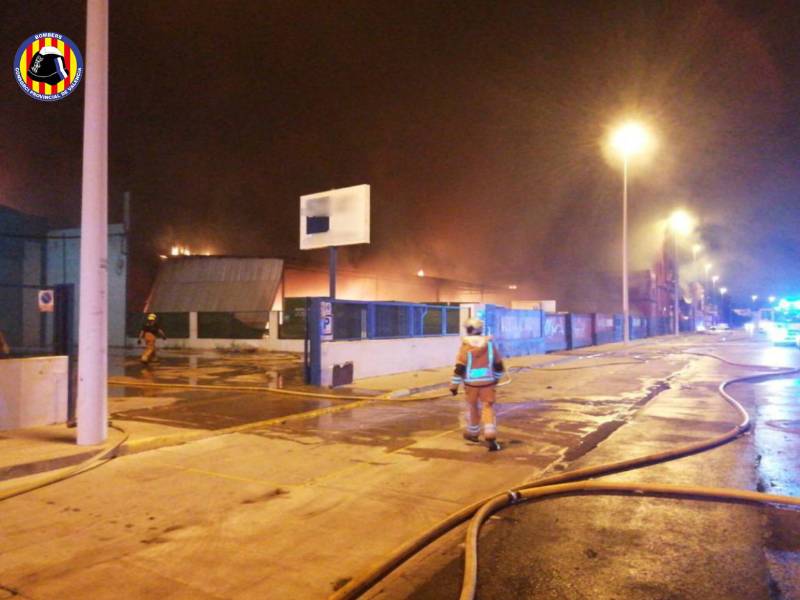 Controlado incendio en tres naves industriales con una extensión de 8.000 m2 en Manises (Valencia) – VÍDEO