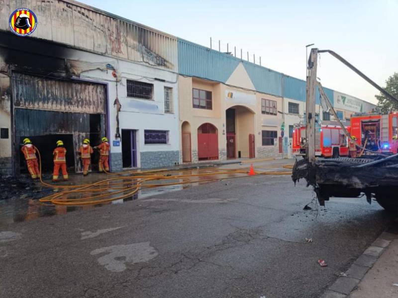 Herido un trabajador en el incendio de una nave de colchones en Alaquàs (Valencia)