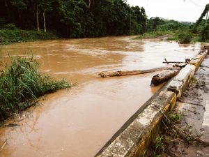 Carreteras cortadas, coches atrapados y caída de cascotes, primeras consecuencias de las lluvias en la Comunitat