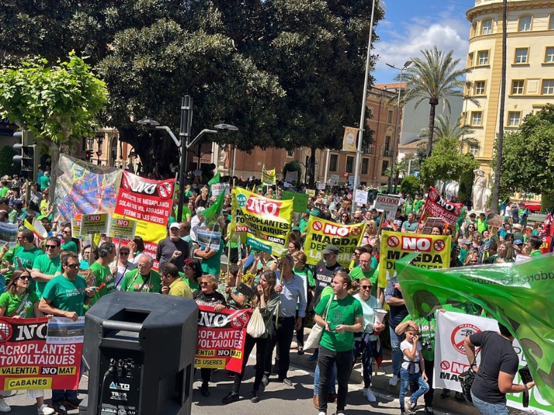 Más de 3.000 personas respaldan la manifestación «Per un món rural viu» contra los grandes proyectos de plantas fotovoltaicas en Castellón