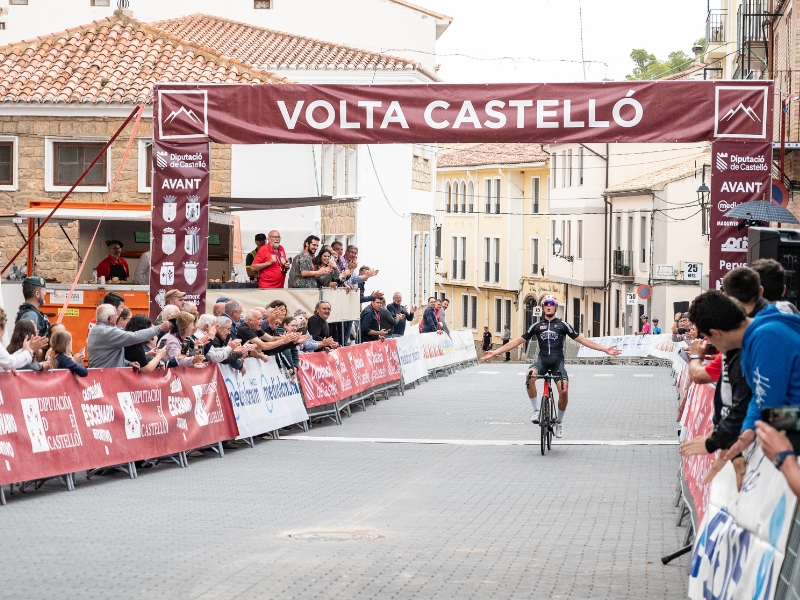 Louis Sutton gana en solitario en Bejís y es el primer líder de Volta a Castelló