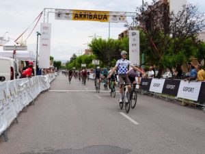 Victoria de Kacper Krawiec en el 75 GP Vila-real y la segunda etapa se la lleva Fran Benassar