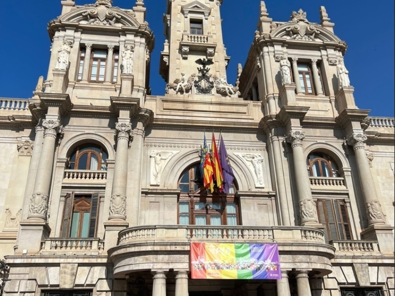 El PPCV afirma que la bandera LGTBI les «representa» y la izan donde gobiernan