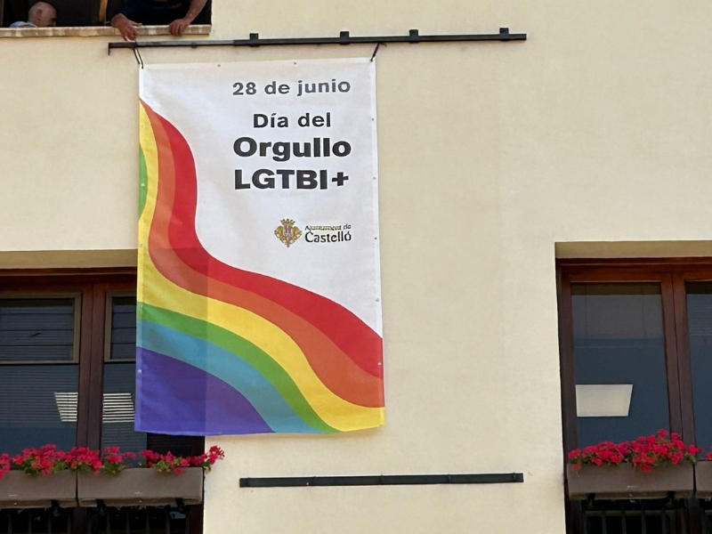 Un año más el Ayuntamiento de Castellón luce la bandera arcoíris para conmemorar el Día Internacional del Orgullo LGTBI+