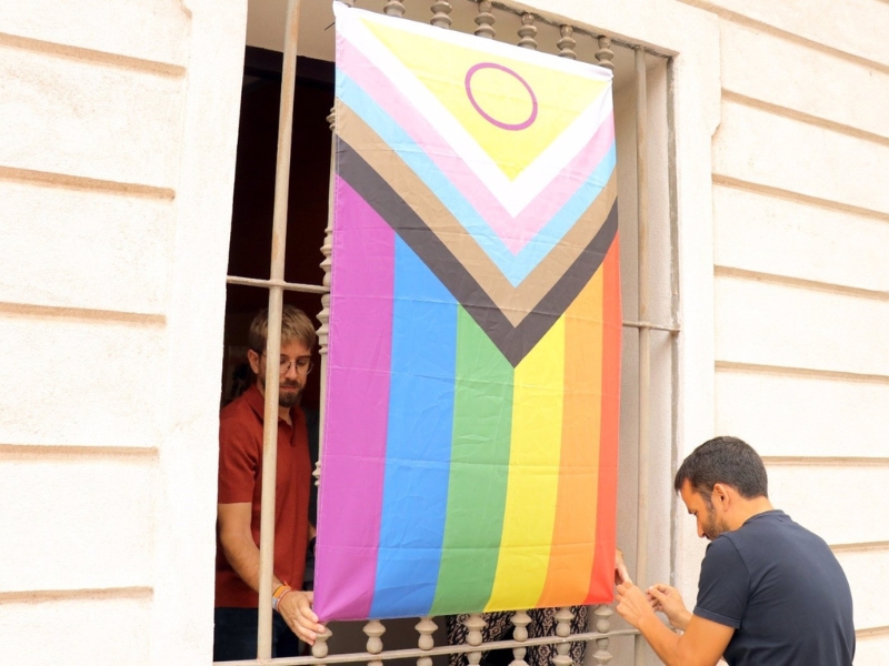 La Bandera LGTBI luce en Les Corts: PSPV y Compromís visibilizan su apoyo desde las ventanas de sus despachos