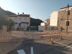 La caída de un poste telefónico dificulta la entrada a Argelita – Castellón