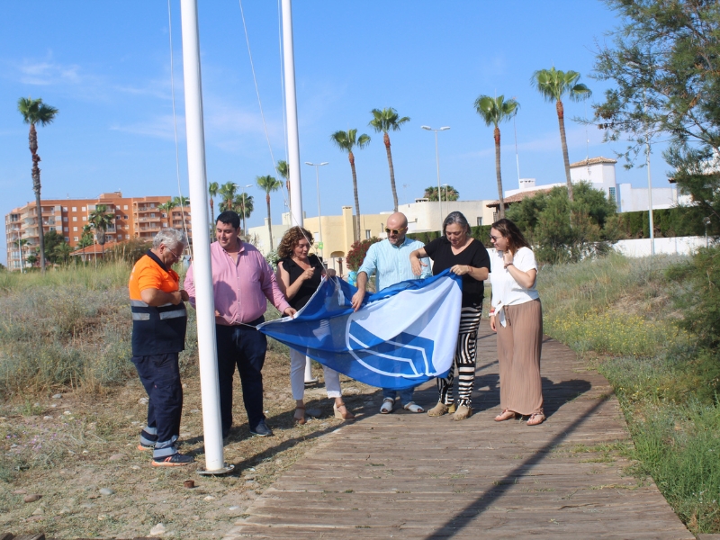 Izada de la Bandera Azul en la Playa ‘Les Marines’ de Nules (Castellón): un reconocimiento a su calidad y conservación