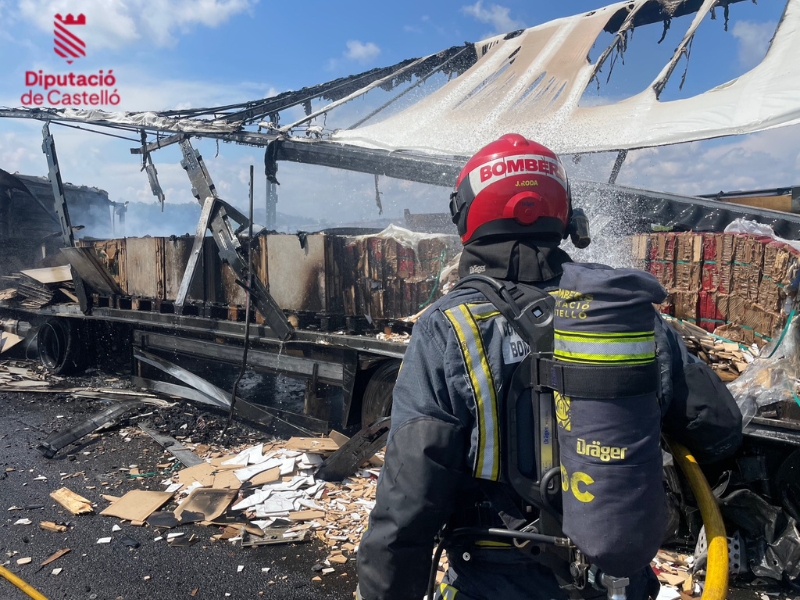 Dos camiones chocan y se incendian en la A-7 a la altura de La Vilavella – Castellón