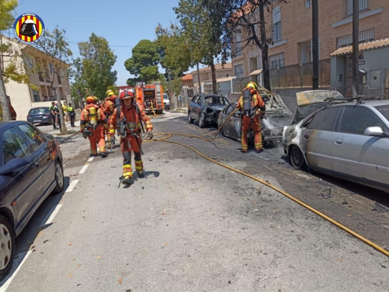 Tres coches afectados por un incendio en la calle Sant Just de Torrent – Valencia