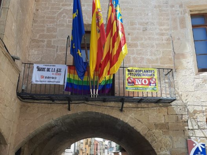 La bandera arcoiris ondea en Cabanes para reivindicar los derechos LGTBI – Castellón