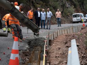 Trabajos de reasfaltado y mejora de la «carretera de los ciclistas», la CV-200 entre Ahín y Almedíjar (Castellón)