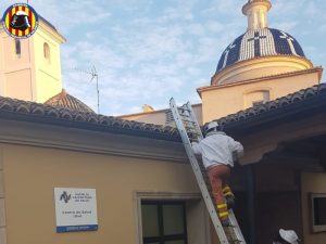 Intervención de bomberos para retirar un enjambre de abejas en el centro de salud de Utiel – Valencia