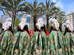 Alicante se viste de fiesta: este sábado se inicia la ‘plantà’ de los impresionantes 180 monumentos de Fogueres 2023