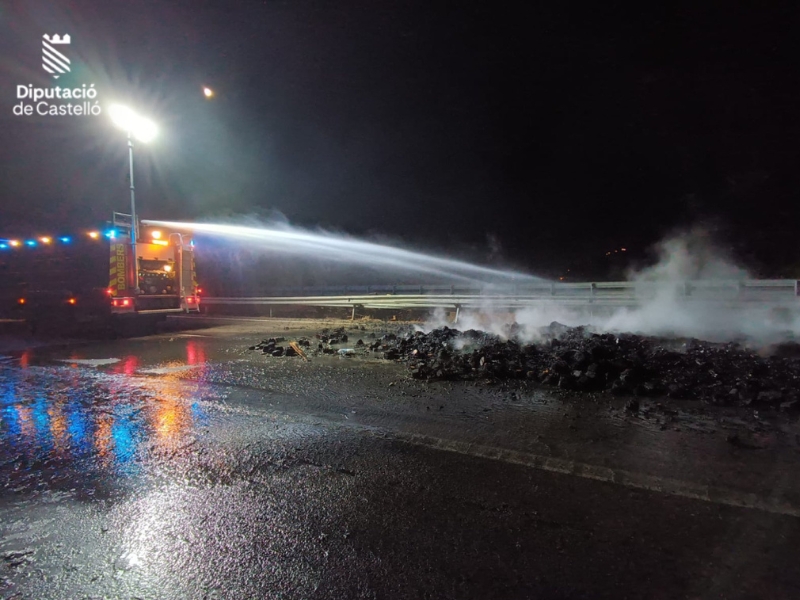 Sofocado de madrugada el incendio de dos camiones tras colisionar en la A-7 entre Nules y La Vilavella – Castellón