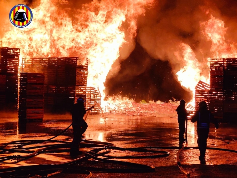 Dos bomberos hospitalizados tras el incendio de una empresa en La Pobla de Vallbona – Valencia