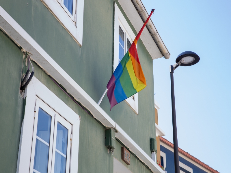 Vox muestra su desacuerdo con el despliegue de símbolos LGTBI en edificios municipales de Castelló