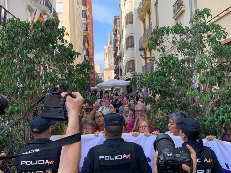 Constitución de Les Corts con protestas feministas y por la libertad de expresión frente al parlamento valenciano