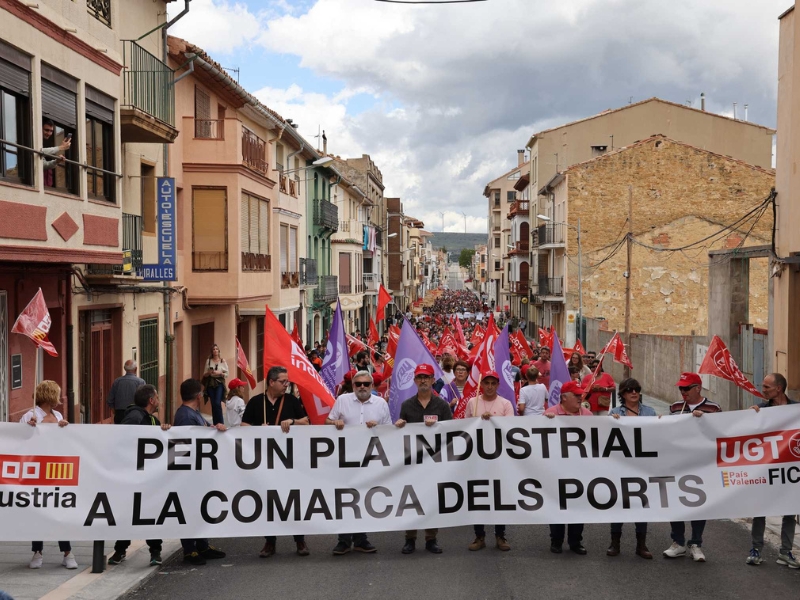 Masiva manifestación en Vilafranca por el futuro de Marie Claire y el empleo en la región de Castellón y Teruel