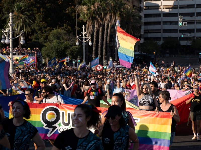 Valencia se llena de orgullo y diversidad en la marcha LGTBI más grande de los últimos 20 años: ¡El amor no cabe en un armario!