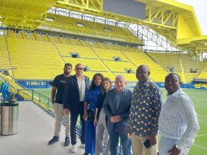 El presidente de la Federación de Fútbol de Nigeria interesado en las infraestructuras deportivas de Vila-real (Castellón)