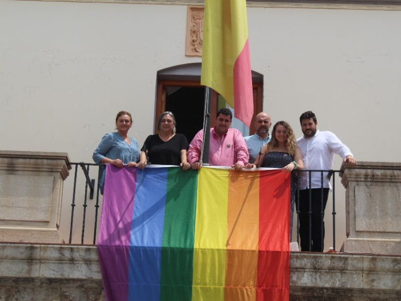 Nules reafirma los derechos del colectivo LGTBI con la bandera del colectivo en su balconada