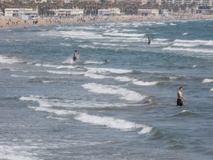 Fallecen dos hombres ahogados, uno en una playa de València y otro en una piscina de Vilamarxant