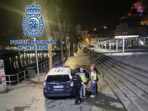 Detenidos tras saltar sobre coches de la Policía de Alicante y grabarlo para compartirlo en Twitter