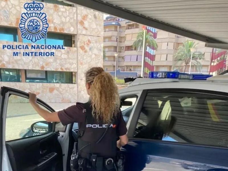 Vende un ordenador de empresa para comprar drogas y denuncia su robo en Alicante