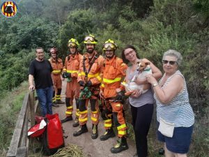 Una mujer y su perro son rescatados por los bomberos tras caer desde la senda de la Cova Negra en Xàtiva – Valencia