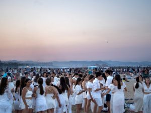 València reúne mas de 100.000 personas en una noche de San Juan de las «mas multitudinarias que se recuerdan»