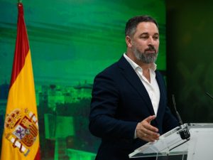 Abascal celebra la entrada de un torero para «dar la puntilla» a Puig en la Generalitat