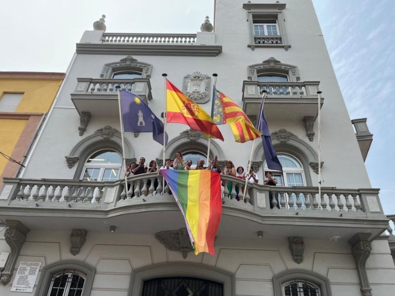 La Vall d’Uixó celebra el Día del Orgullo LGTBI+ con el despliegue de la bandera