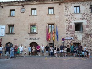 Vilafamés alza la voz por los derechos LGTBIQA+ con una concentración y la lectura de un manifiesto