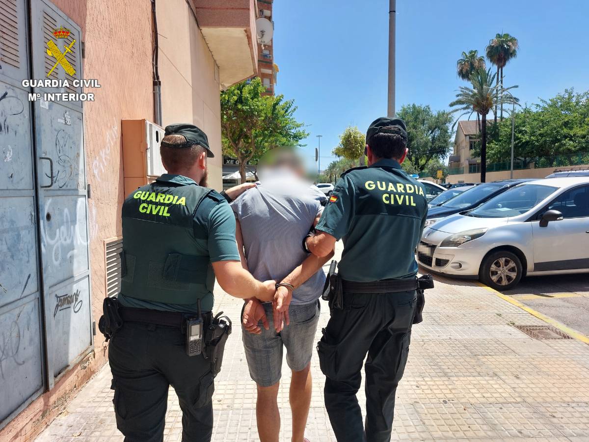 Detenido por violencia de género en la Safor: la agredió, amenazó y le dio una pala con la que «sería enterrada»