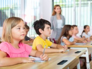 Las AMPAs piden adaptar las aulas al calor como se ha hecho para la jornada electoral del 23J