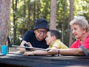 La PMP apela a la «cooperación intergeneracional» por el Día de los Abuelos y las Abuelas 2023