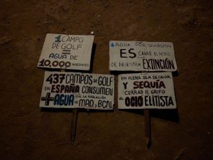 Activistas climáticos denuncian el «despilfarro de agua» tapando hoyos en campos de golf de seis provincias