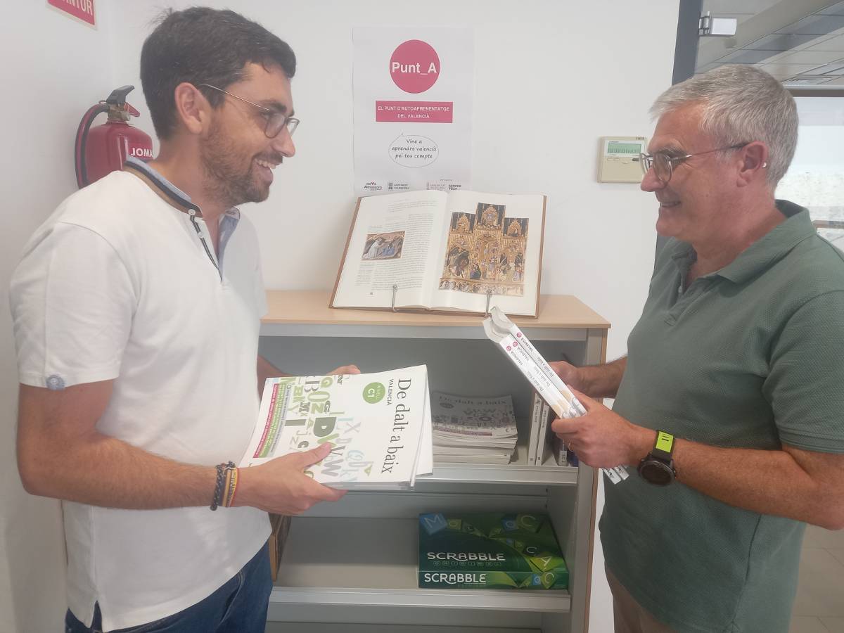 La Biblioteca de Almassora incorpora nuevos libros de valenciano para la preparación de los exámenes