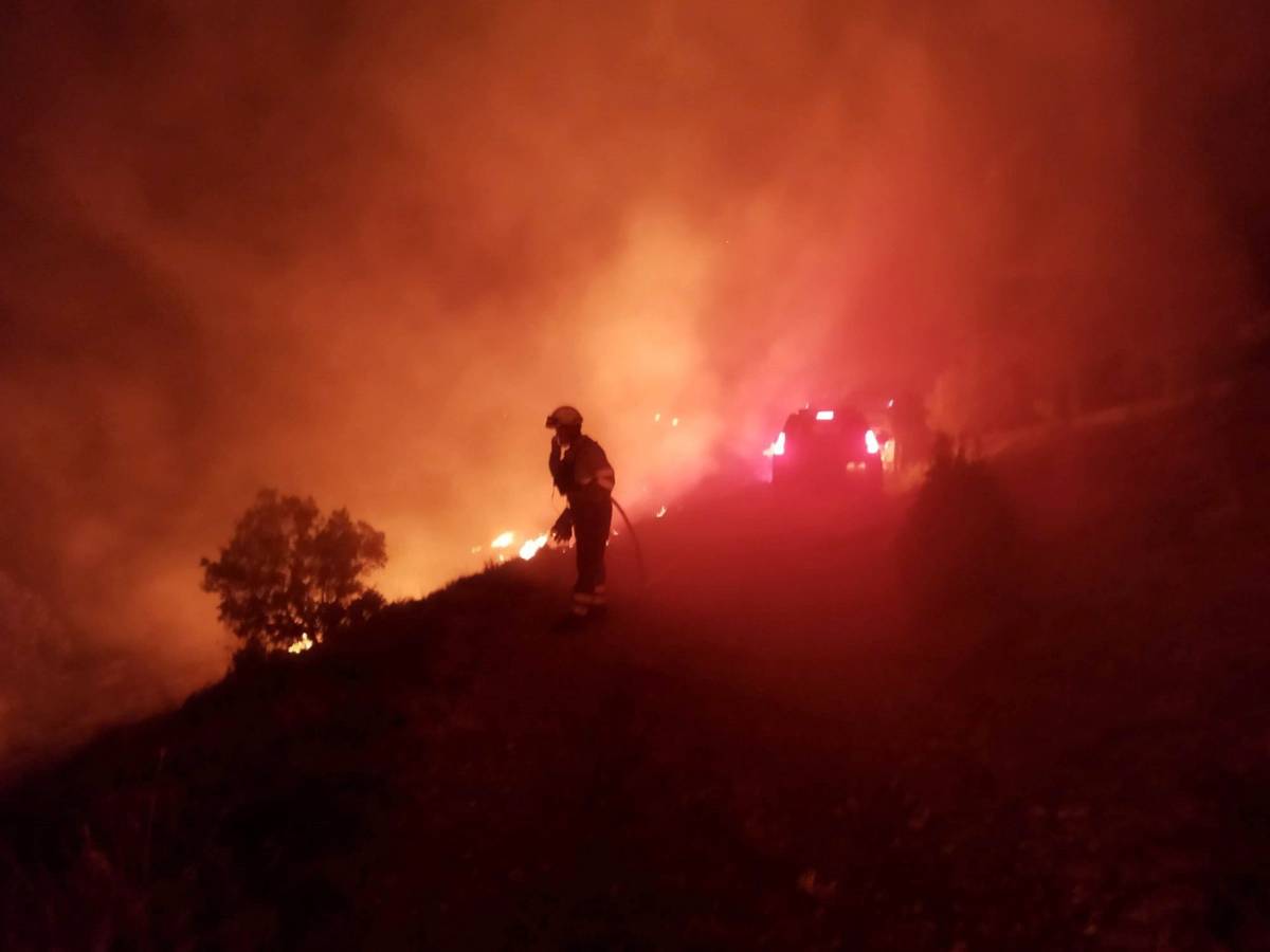 Dos bomberos hospitalizados por un golpe de calor en el incendio forestal de La Pobla Llarga – Valencia