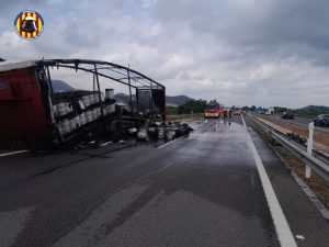 El incendio de un camión con barriles de cerveza obliga a cortar varios carriles en la AP-7 entre Llaurí y Corberá (Valencia)