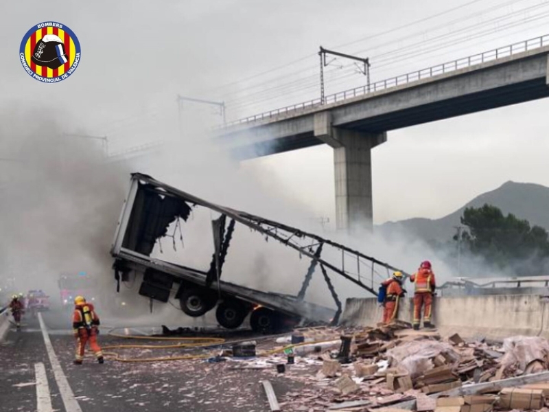 Un accidente deja un camión colgando de un puente en la A-35 de Moixent – Valencia