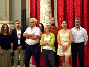 Performance de concejales de Compromís en el Ayuntamiento de València en protesta contra el PP